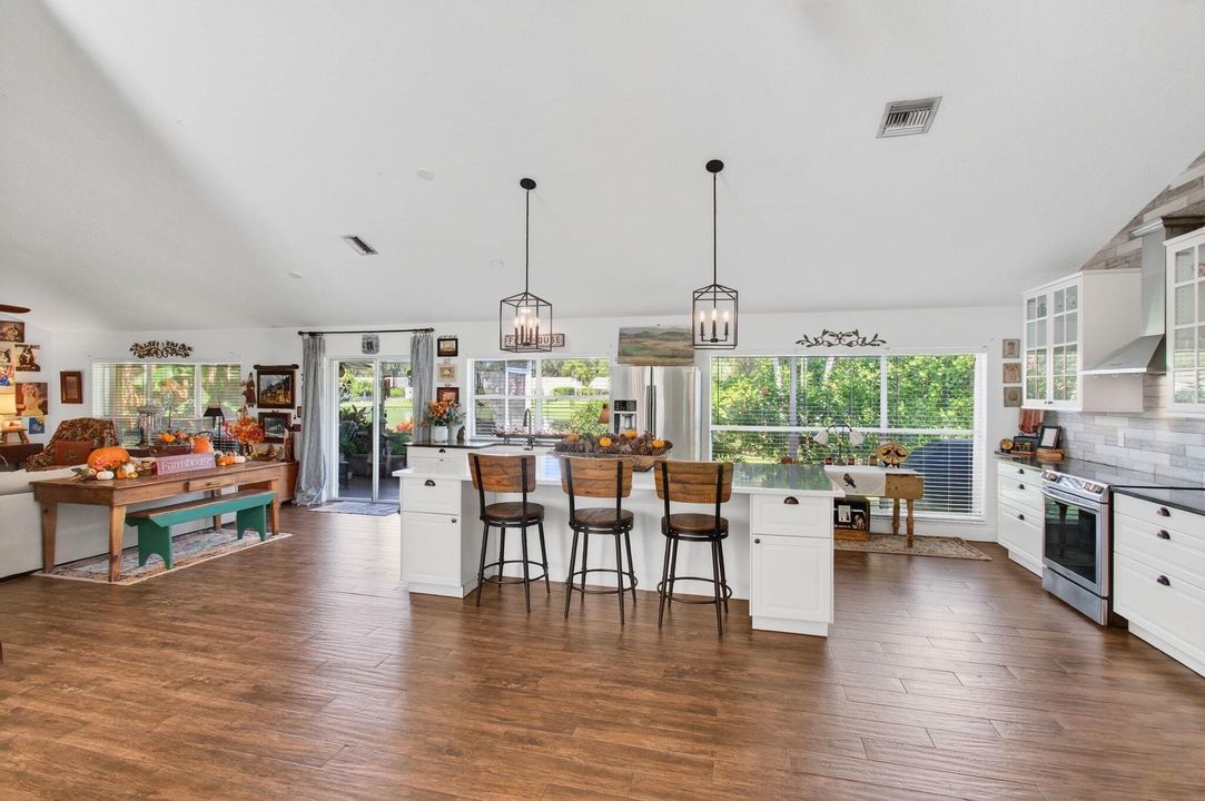 合同活跃: $825,000 (4 贝兹, 2 浴室, 2105 平方英尺)