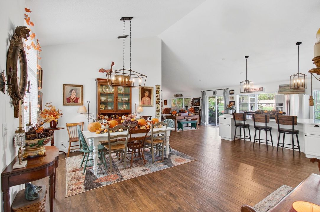 合同活跃: $825,000 (4 贝兹, 2 浴室, 2105 平方英尺)