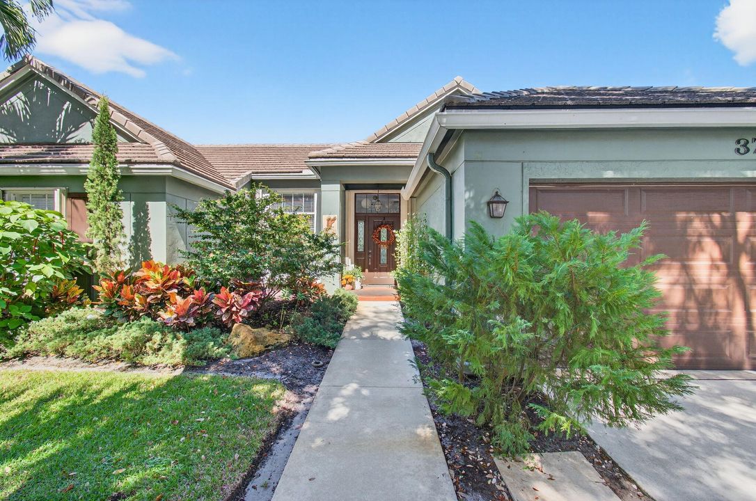 合同活跃: $825,000 (4 贝兹, 2 浴室, 2105 平方英尺)