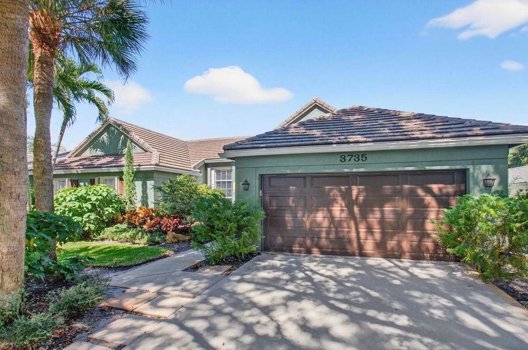 合同活跃: $825,000 (4 贝兹, 2 浴室, 2105 平方英尺)