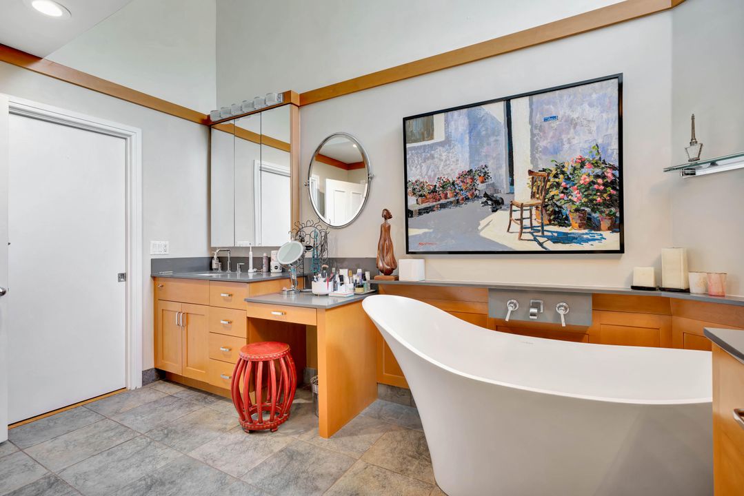 Под контрактом: $3,000,000 (2 спален, 2 ванн, 2160 Квадратных фут)