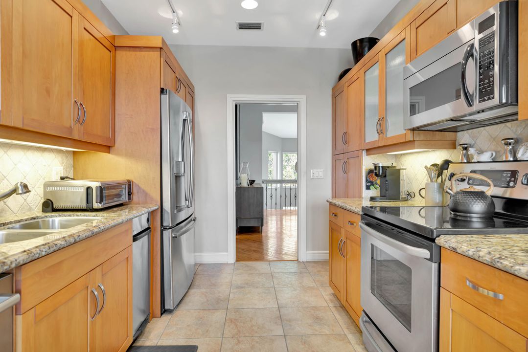 Под контрактом: $3,000,000 (2 спален, 2 ванн, 2160 Квадратных фут)