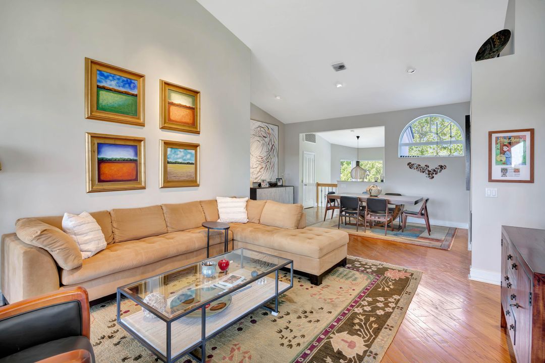 Под контрактом: $3,000,000 (2 спален, 2 ванн, 2160 Квадратных фут)