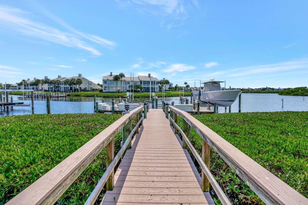 Под контрактом: $3,000,000 (2 спален, 2 ванн, 2160 Квадратных фут)