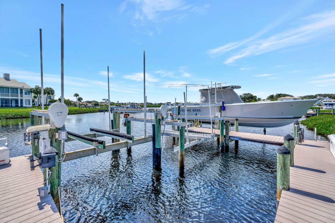 Под контрактом: $3,000,000 (2 спален, 2 ванн, 2160 Квадратных фут)