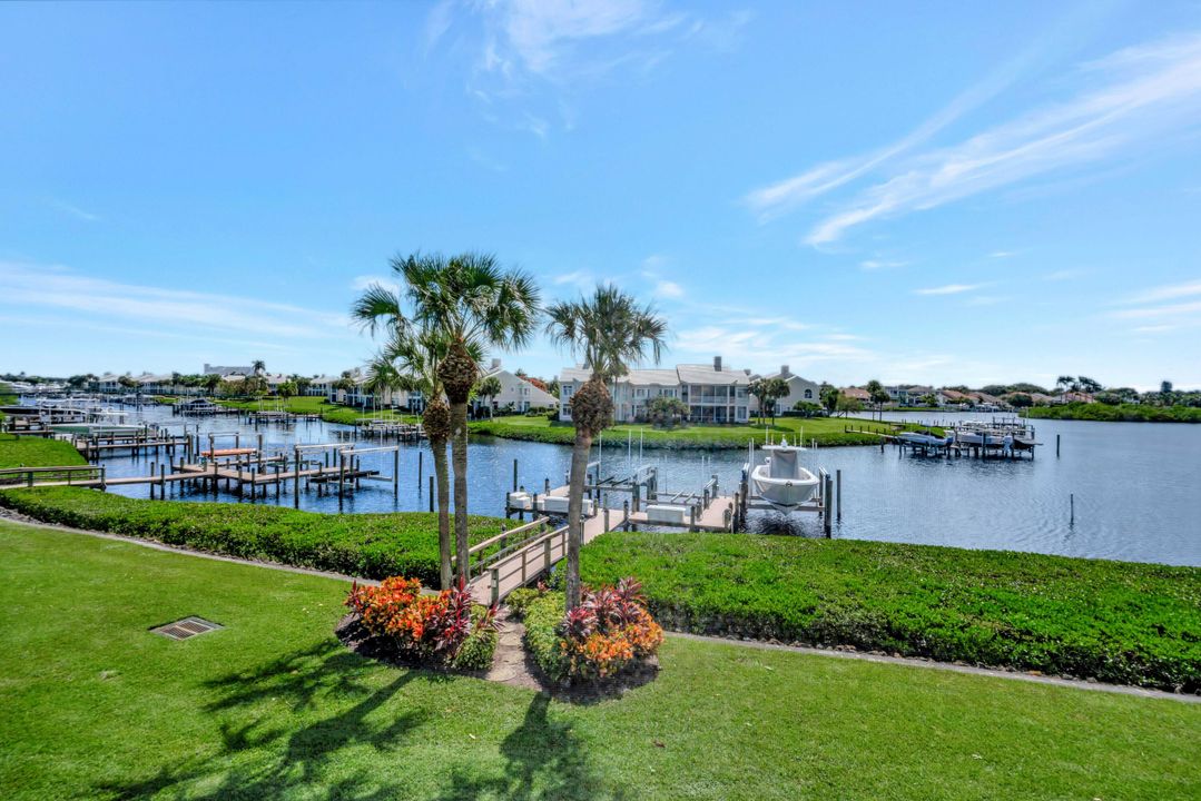 Под контрактом: $3,000,000 (2 спален, 2 ванн, 2160 Квадратных фут)