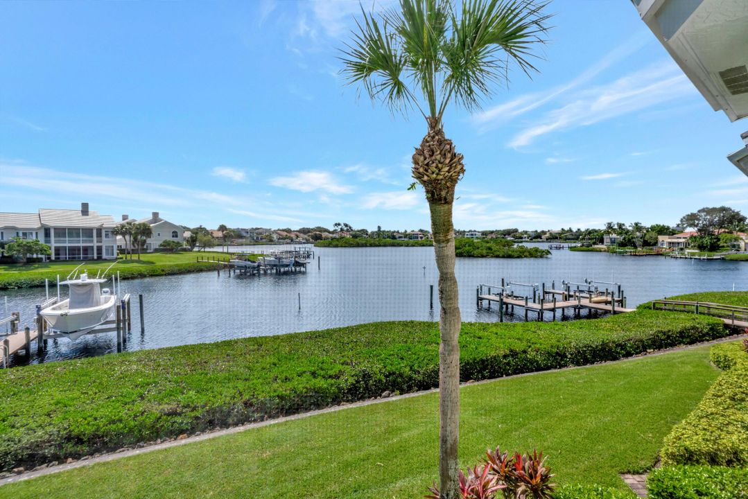 Под контрактом: $3,000,000 (2 спален, 2 ванн, 2160 Квадратных фут)