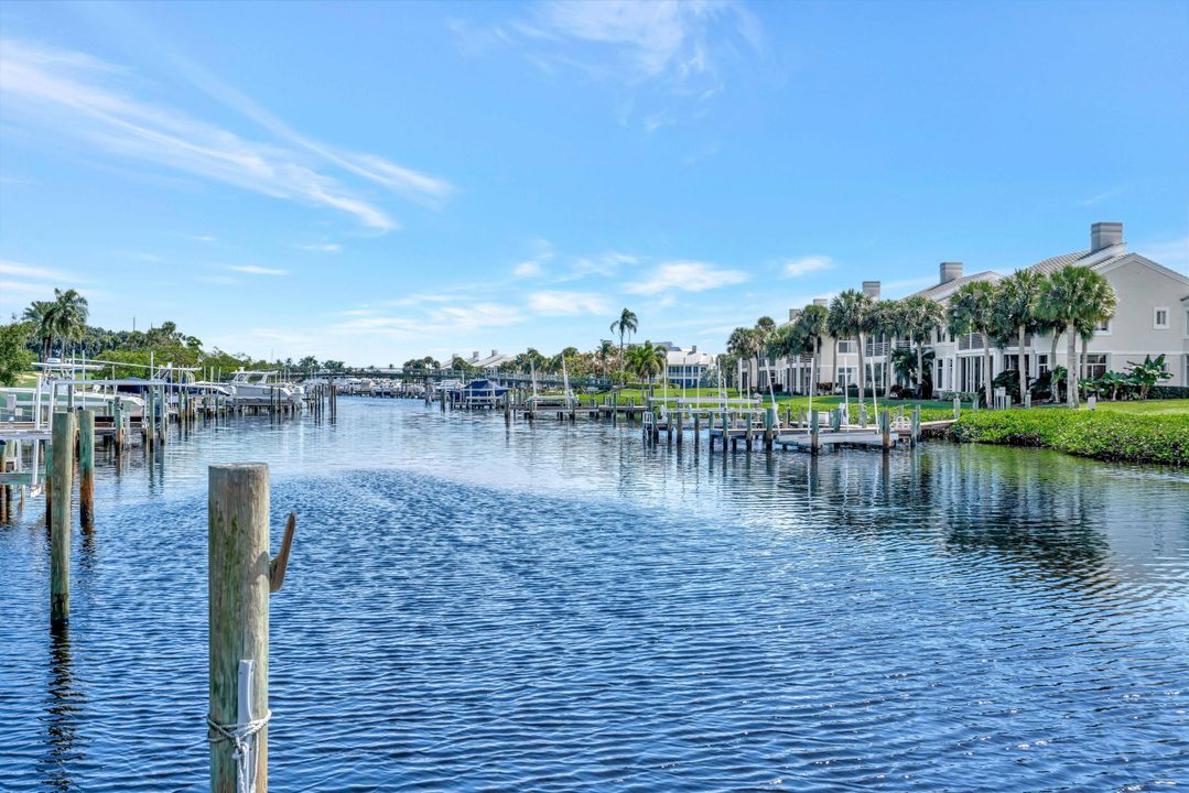 Под контрактом: $3,000,000 (2 спален, 2 ванн, 2160 Квадратных фут)