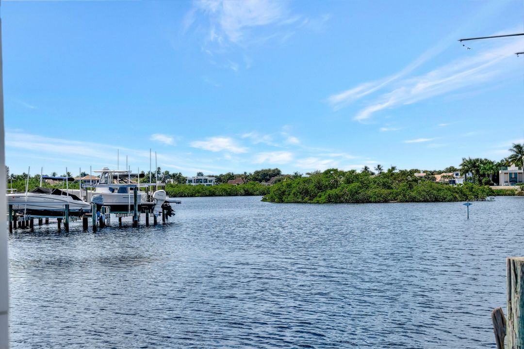 Под контрактом: $3,000,000 (2 спален, 2 ванн, 2160 Квадратных фут)