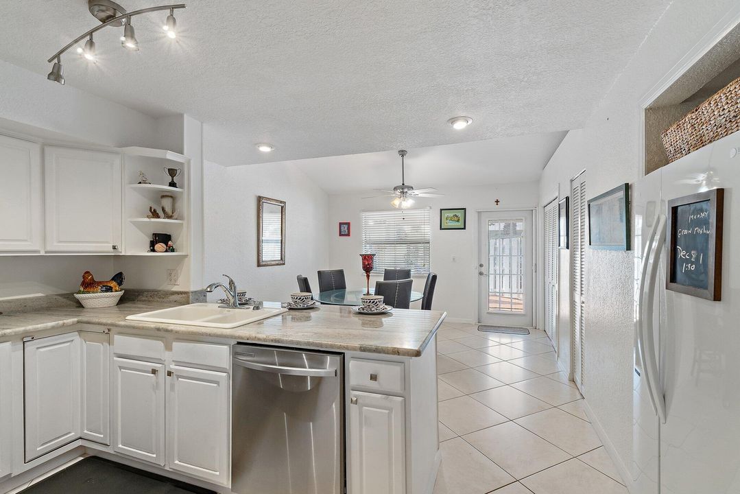 待售: $285,000 (2 贝兹, 2 浴室, 1088 平方英尺)