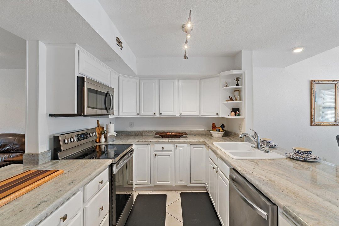 待售: $285,000 (2 贝兹, 2 浴室, 1088 平方英尺)