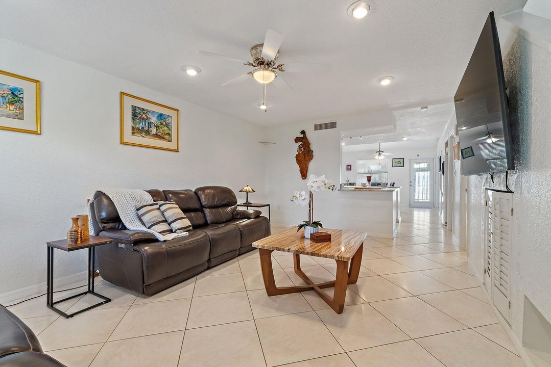 待售: $285,000 (2 贝兹, 2 浴室, 1088 平方英尺)