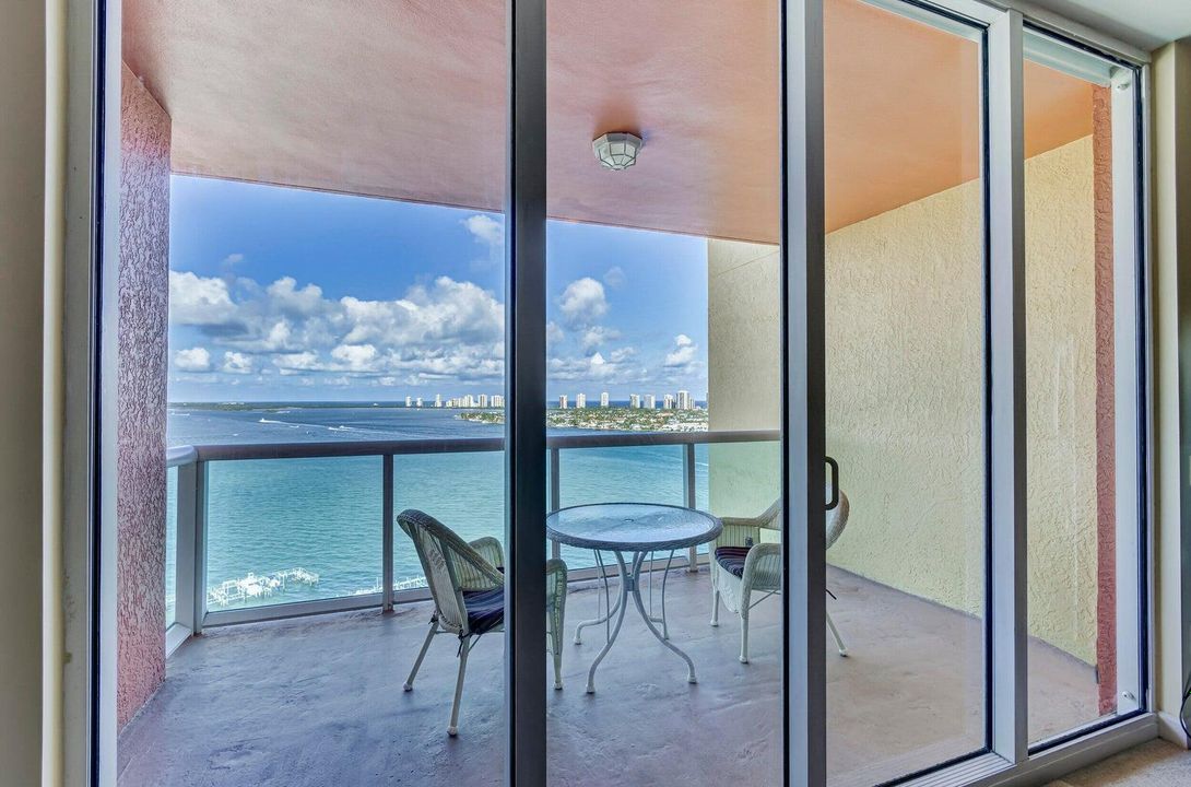 For Sale: $599,000 (2 beds, 2 baths, 1580 Square Feet)