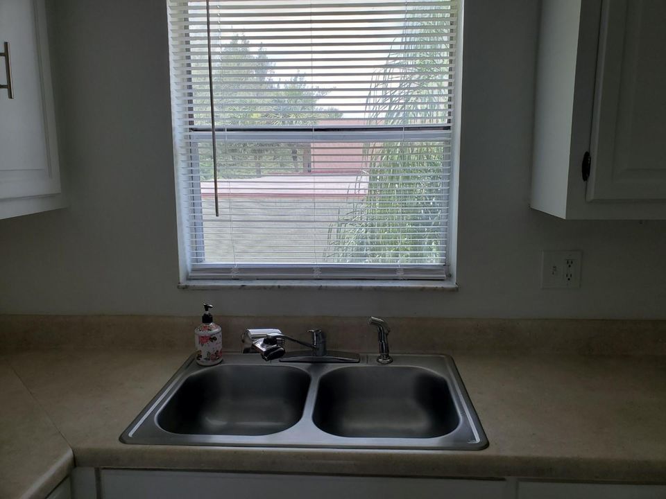 For Rent: $1,650 (2 beds, 2 baths, 812 Square Feet)