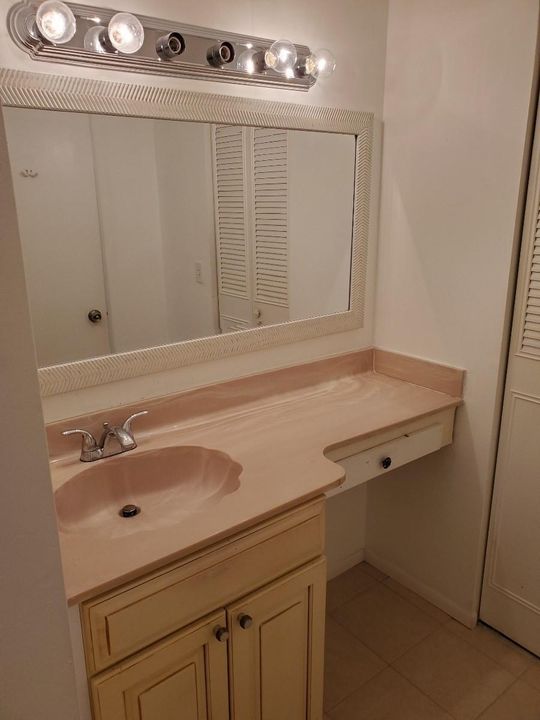 For Rent: $1,650 (2 beds, 2 baths, 812 Square Feet)