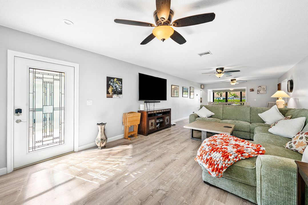 Под контрактом: $285,000 (2 спален, 2 ванн, 1404 Квадратных фут)