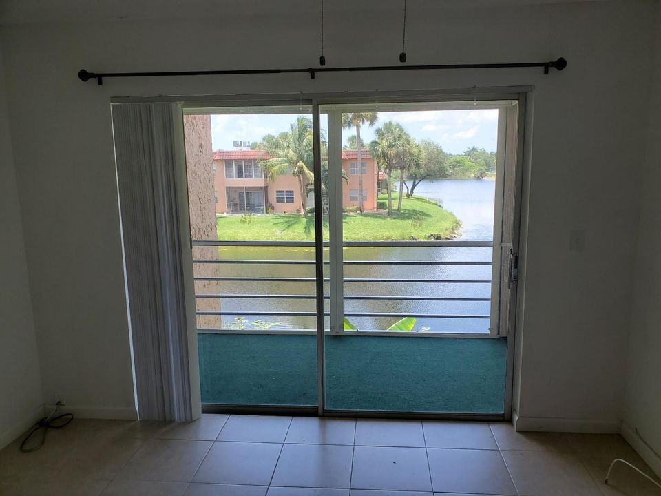 For Sale: $139,750 (2 beds, 2 baths, 812 Square Feet)