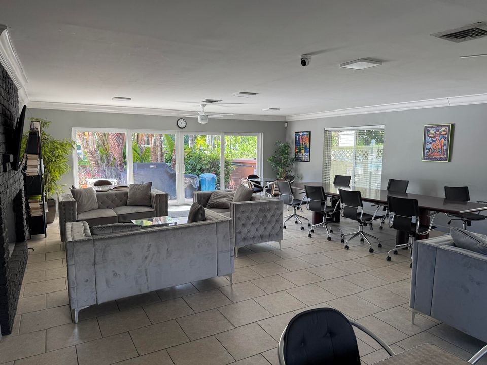 En Venta: $329,000 (2 camas, 2 baños, 1200 Pies cuadrados)