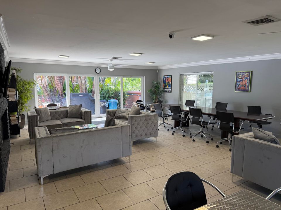 En Venta: $329,000 (2 camas, 2 baños, 1200 Pies cuadrados)