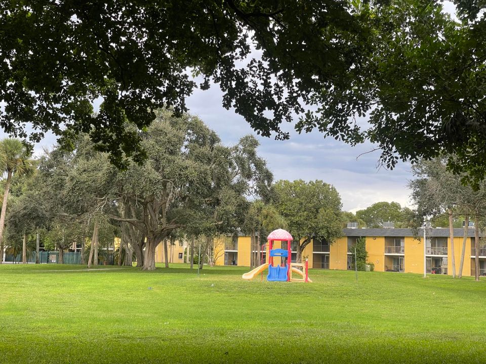 待售: $179,000 (2 贝兹, 2 浴室, 921 平方英尺)