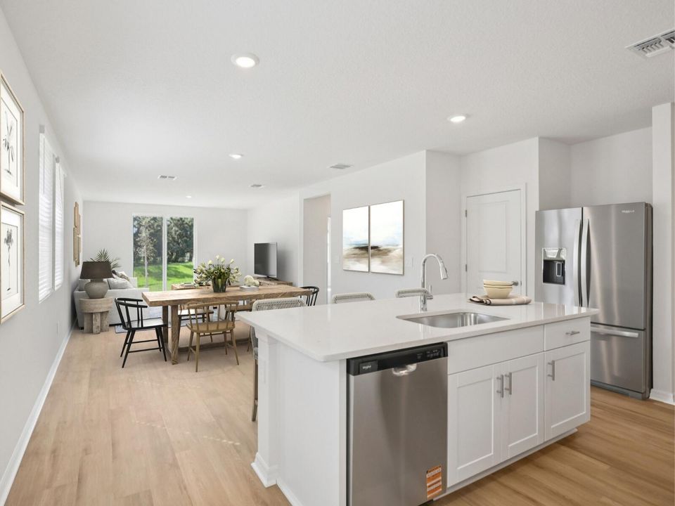 合同活跃: $348,990 (4 贝兹, 2 浴室, 1607 平方英尺)