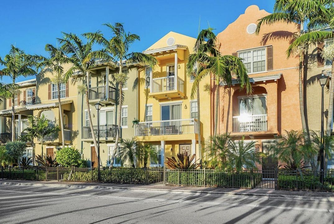 出租: $3,900 (2 贝兹, 2 浴室, 1900 平方英尺)