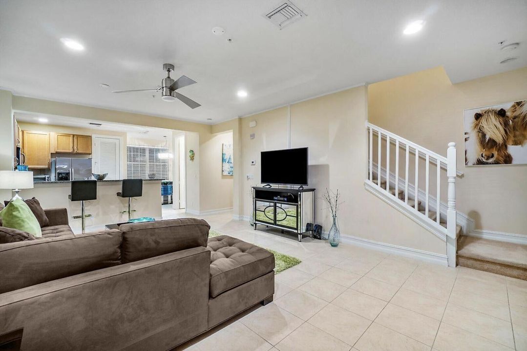 出租: $3,900 (2 贝兹, 2 浴室, 1900 平方英尺)