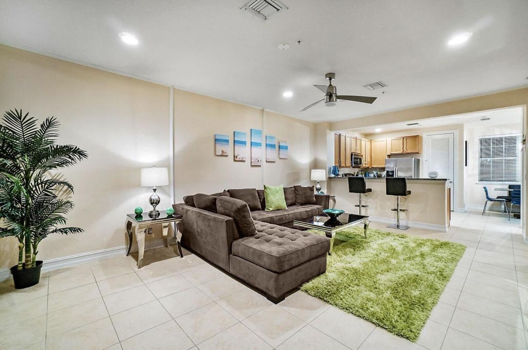 出租: $3,900 (2 贝兹, 2 浴室, 1900 平方英尺)