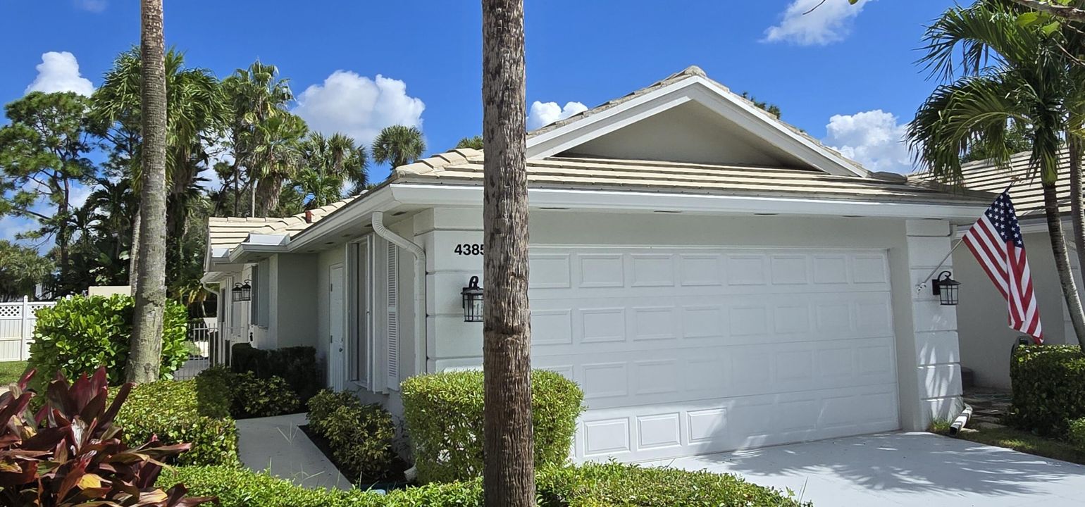 For Sale: $549,000 (2 beds, 2 baths, 1385 Square Feet)