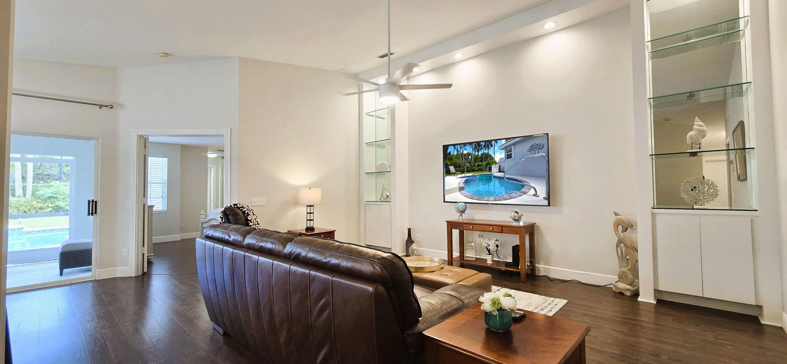 For Sale: $549,000 (2 beds, 2 baths, 1385 Square Feet)