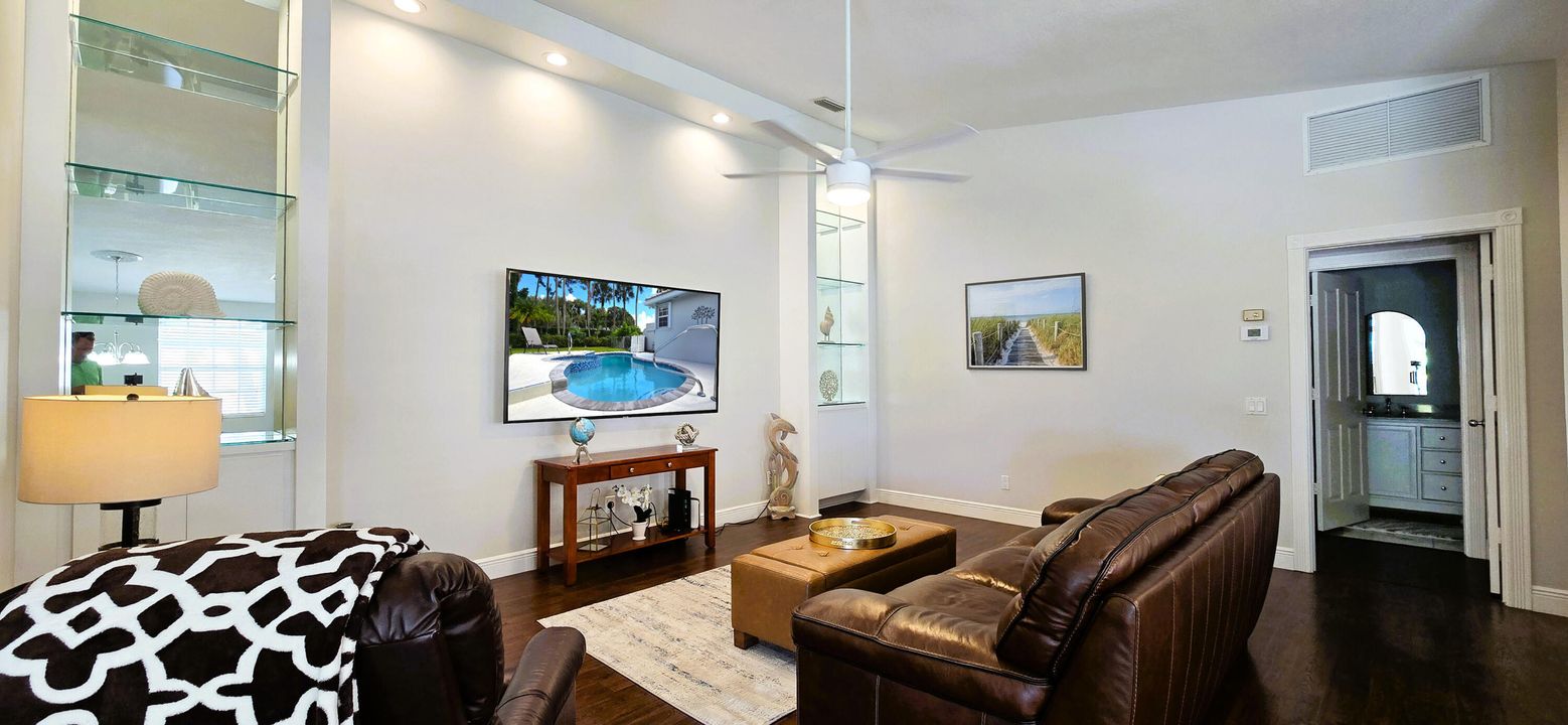 For Sale: $549,000 (2 beds, 2 baths, 1385 Square Feet)