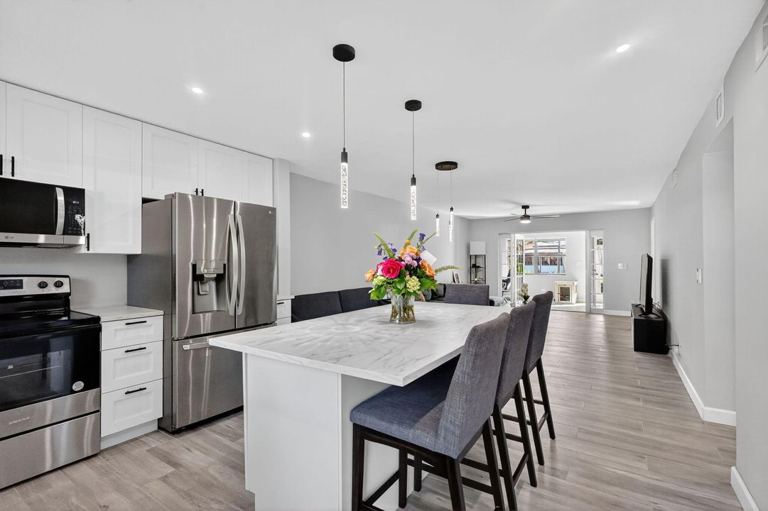 Под контрактом: $240,000 (2 спален, 2 ванн, 1015 Квадратных фут)