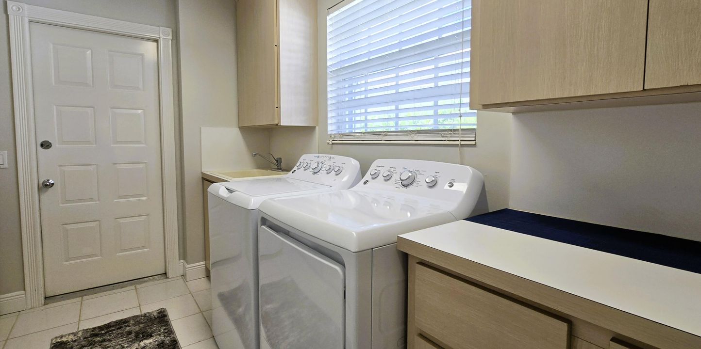 For Sale: $549,000 (2 beds, 2 baths, 1385 Square Feet)