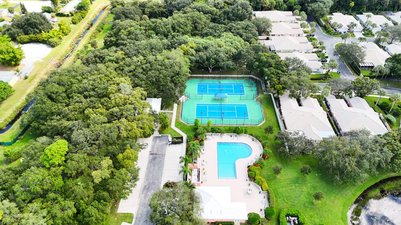 For Sale: $549,000 (2 beds, 2 baths, 1385 Square Feet)