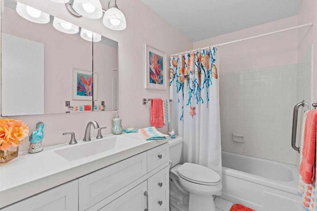 For Sale: $172,000 (2 beds, 2 baths, 1005 Square Feet)