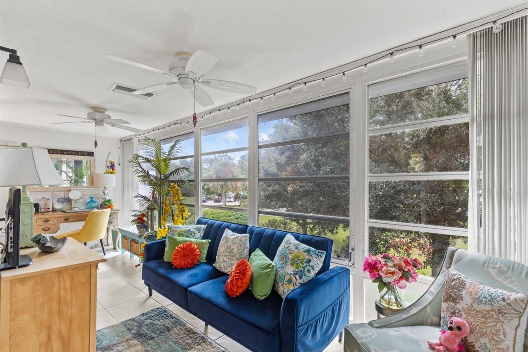 For Sale: $172,000 (2 beds, 2 baths, 1005 Square Feet)