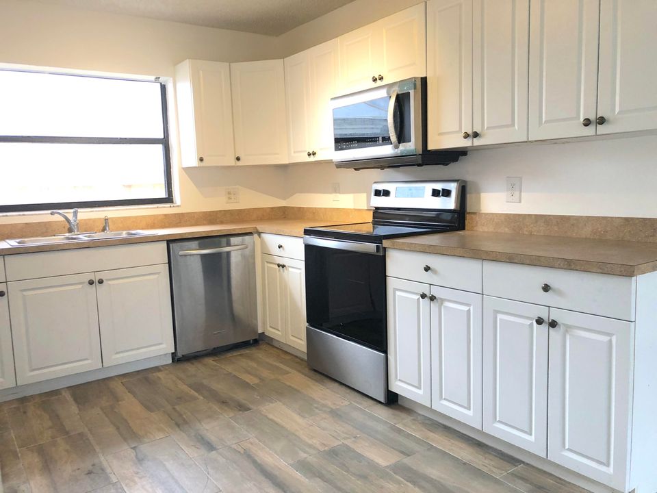 For Rent: $3,000 (4 beds, 2 baths, 1565 Square Feet)