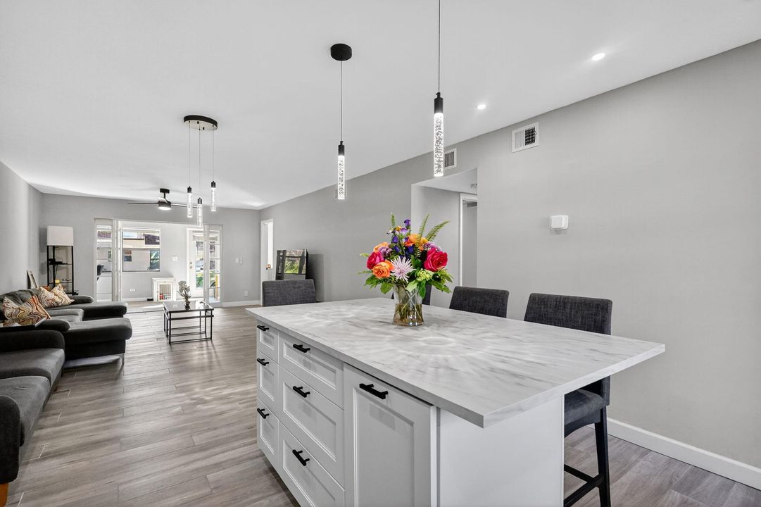 Под контрактом: $240,000 (2 спален, 2 ванн, 1015 Квадратных фут)