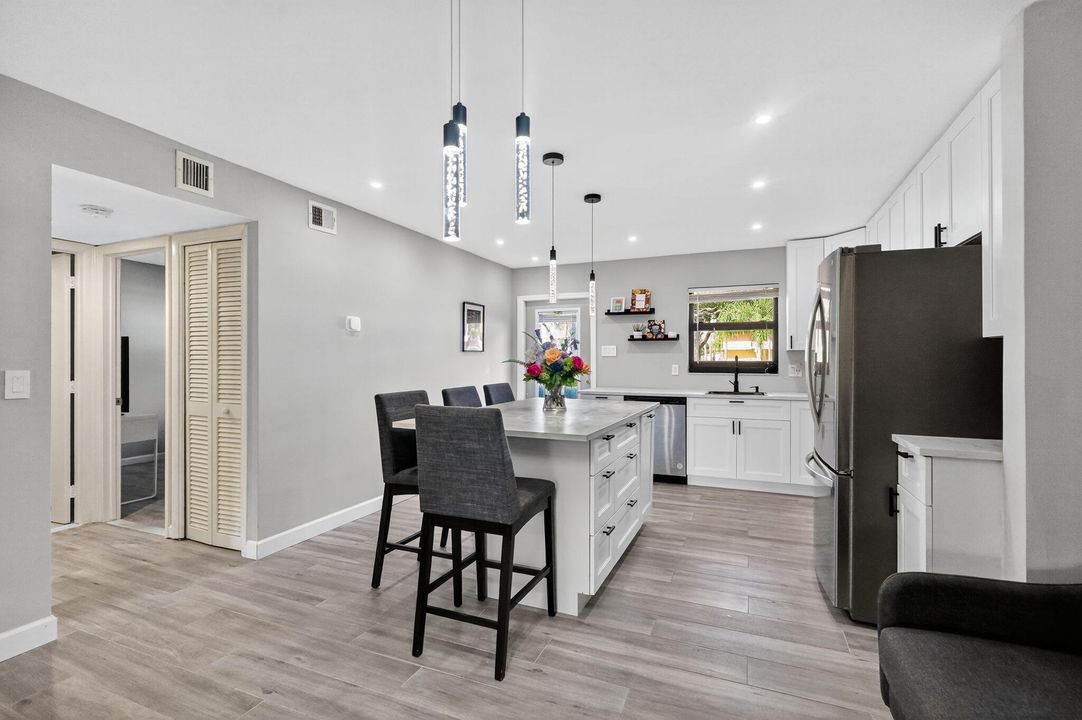 Под контрактом: $240,000 (2 спален, 2 ванн, 1015 Квадратных фут)