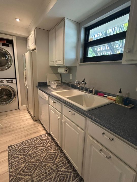 Под контрактом: $5,499 (1 спален, 1 ванн, 900 Квадратных фут)