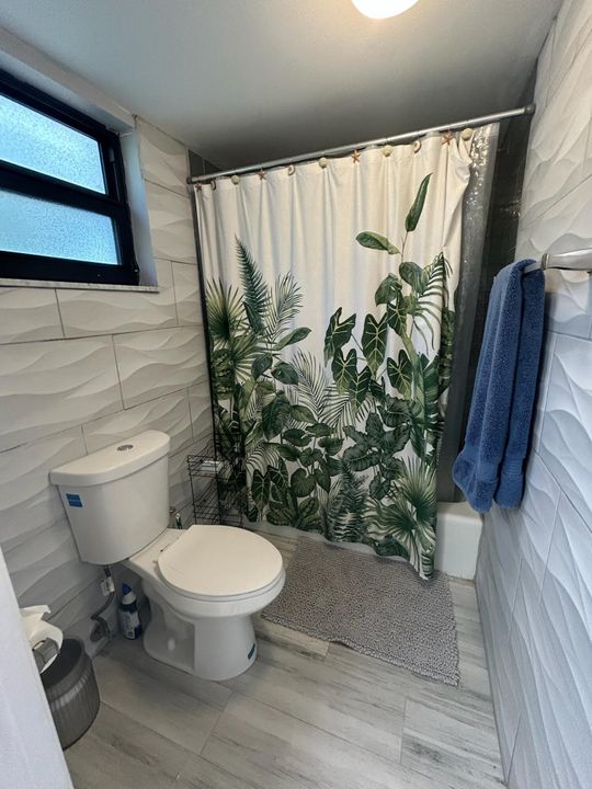 Под контрактом: $5,499 (1 спален, 1 ванн, 900 Квадратных фут)