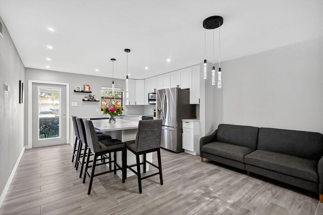 Под контрактом: $240,000 (2 спален, 2 ванн, 1015 Квадратных фут)