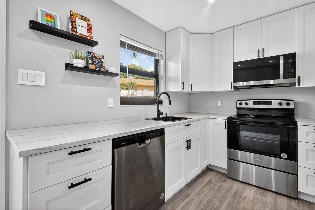 Под контрактом: $240,000 (2 спален, 2 ванн, 1015 Квадратных фут)