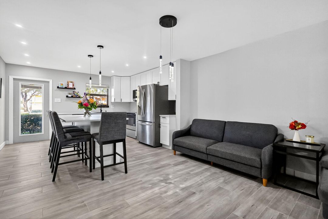 Под контрактом: $240,000 (2 спален, 2 ванн, 1015 Квадратных фут)