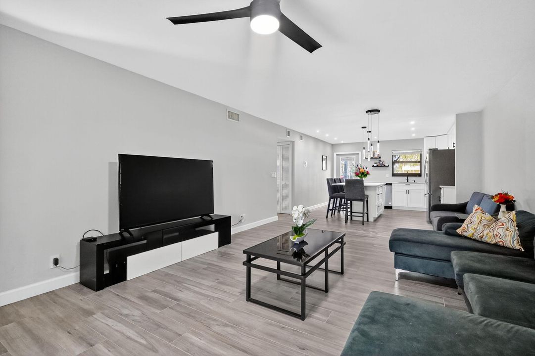 Под контрактом: $240,000 (2 спален, 2 ванн, 1015 Квадратных фут)