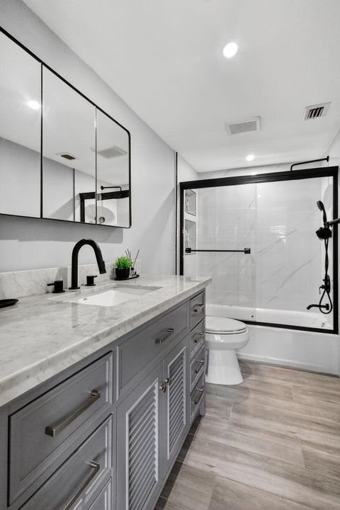 Под контрактом: $240,000 (2 спален, 2 ванн, 1015 Квадратных фут)