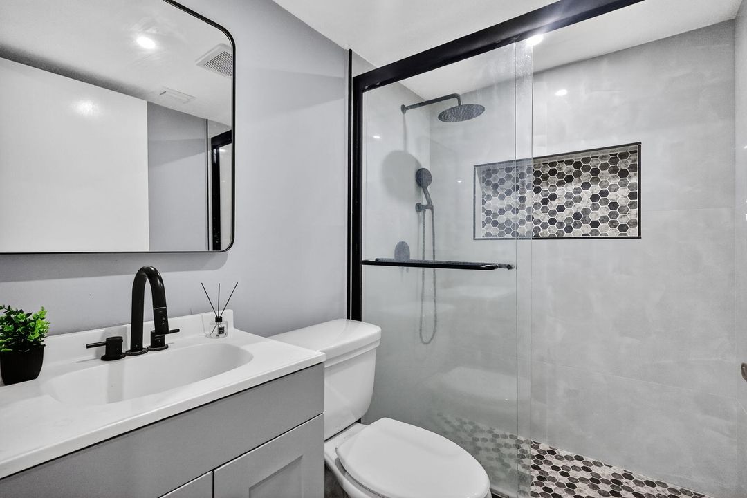 Под контрактом: $240,000 (2 спален, 2 ванн, 1015 Квадратных фут)