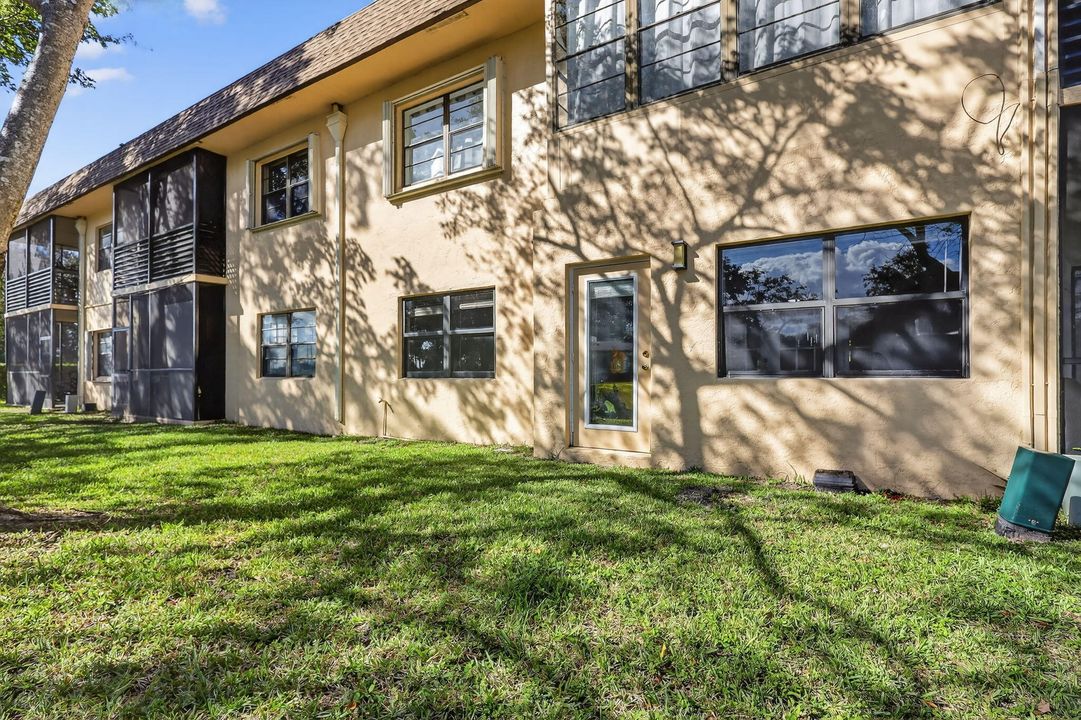 Под контрактом: $240,000 (2 спален, 2 ванн, 1015 Квадратных фут)