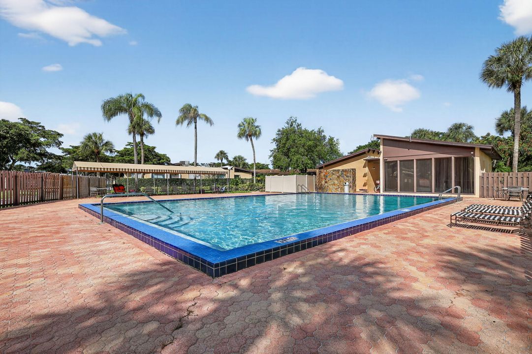 Под контрактом: $240,000 (2 спален, 2 ванн, 1015 Квадратных фут)