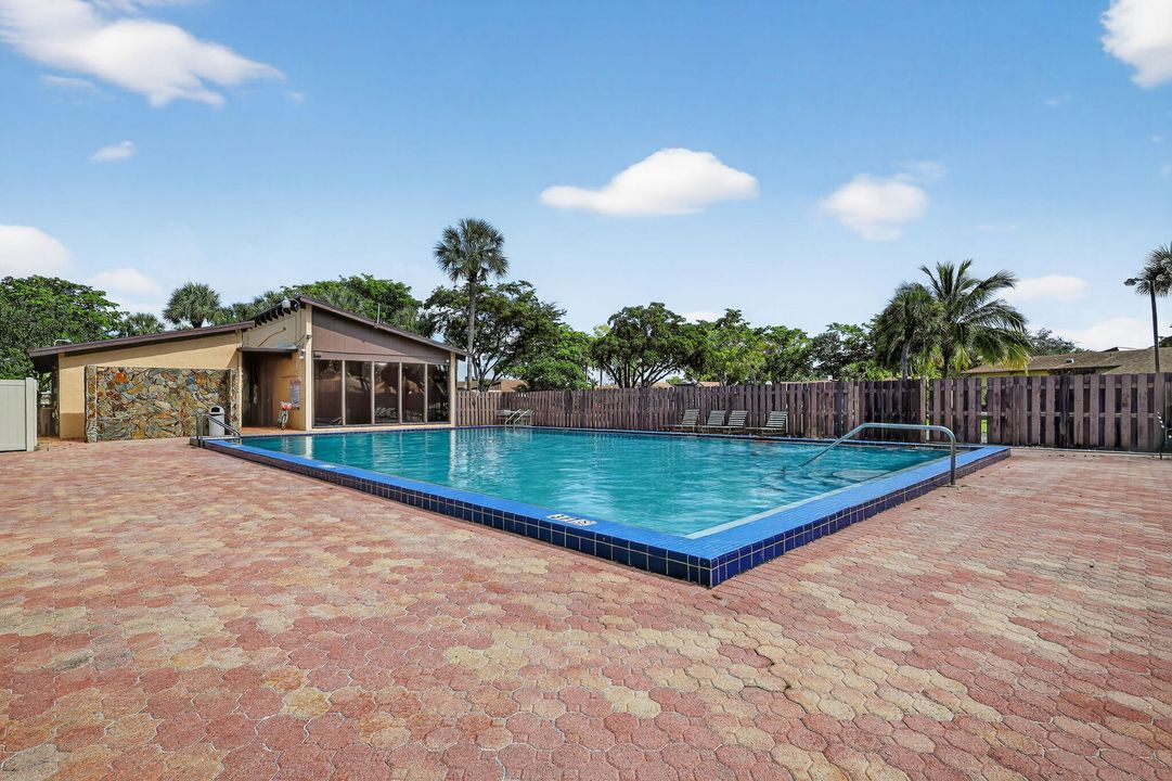 Под контрактом: $240,000 (2 спален, 2 ванн, 1015 Квадратных фут)